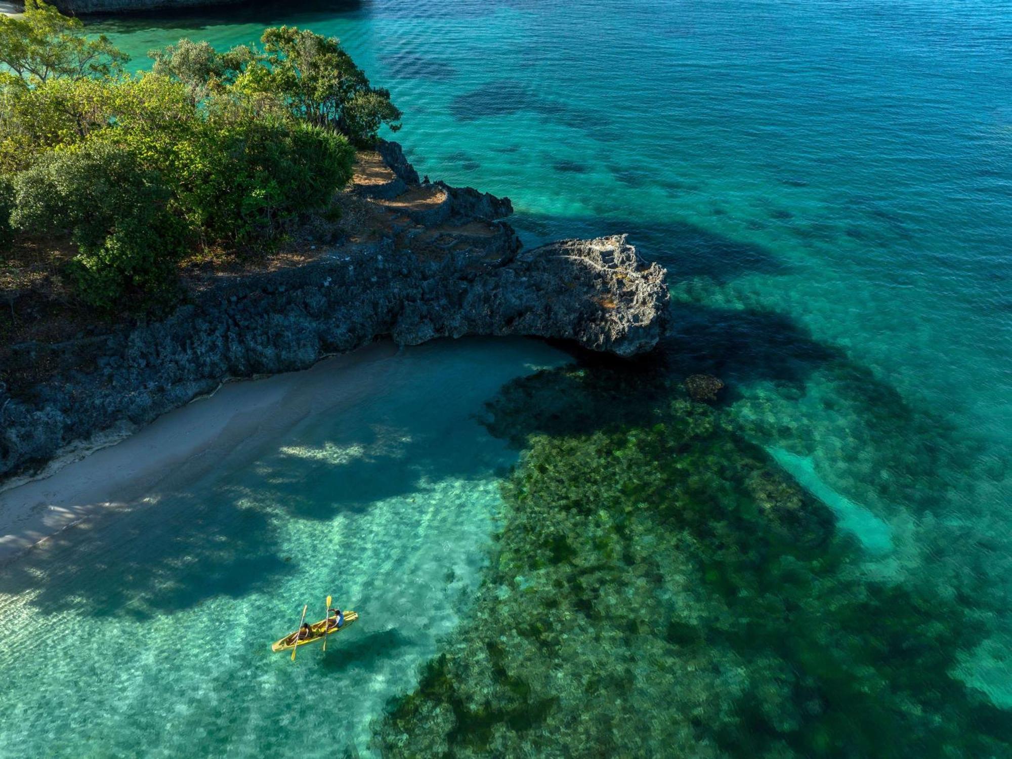 Movenpick Resort & Spa Boracay Yapak Екстер'єр фото Kayaking at the coast of the island of San Cristóbal.