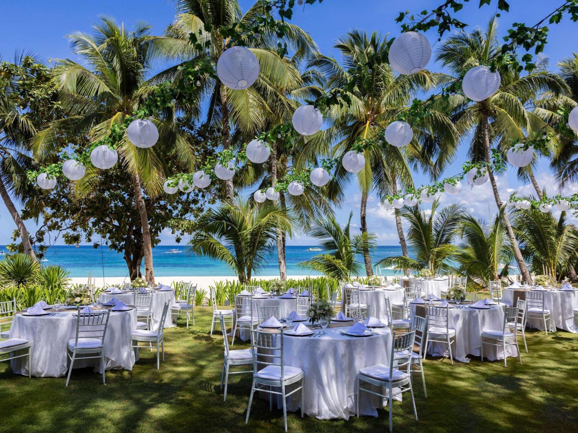 Movenpick Resort & Spa Boracay Yapak Екстер'єр фото A wedding reception at the beach