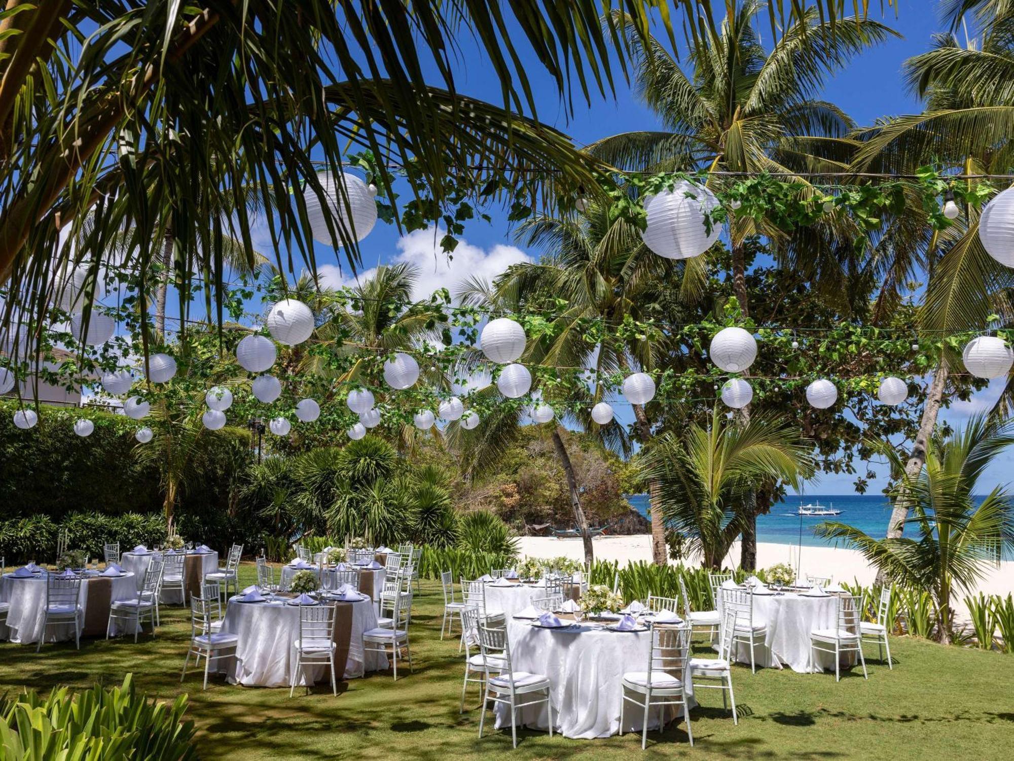 Movenpick Resort & Spa Boracay Yapak Екстер'єр фото A wedding reception at the Four Seasons Resort Maldives at Landaa Giraavili