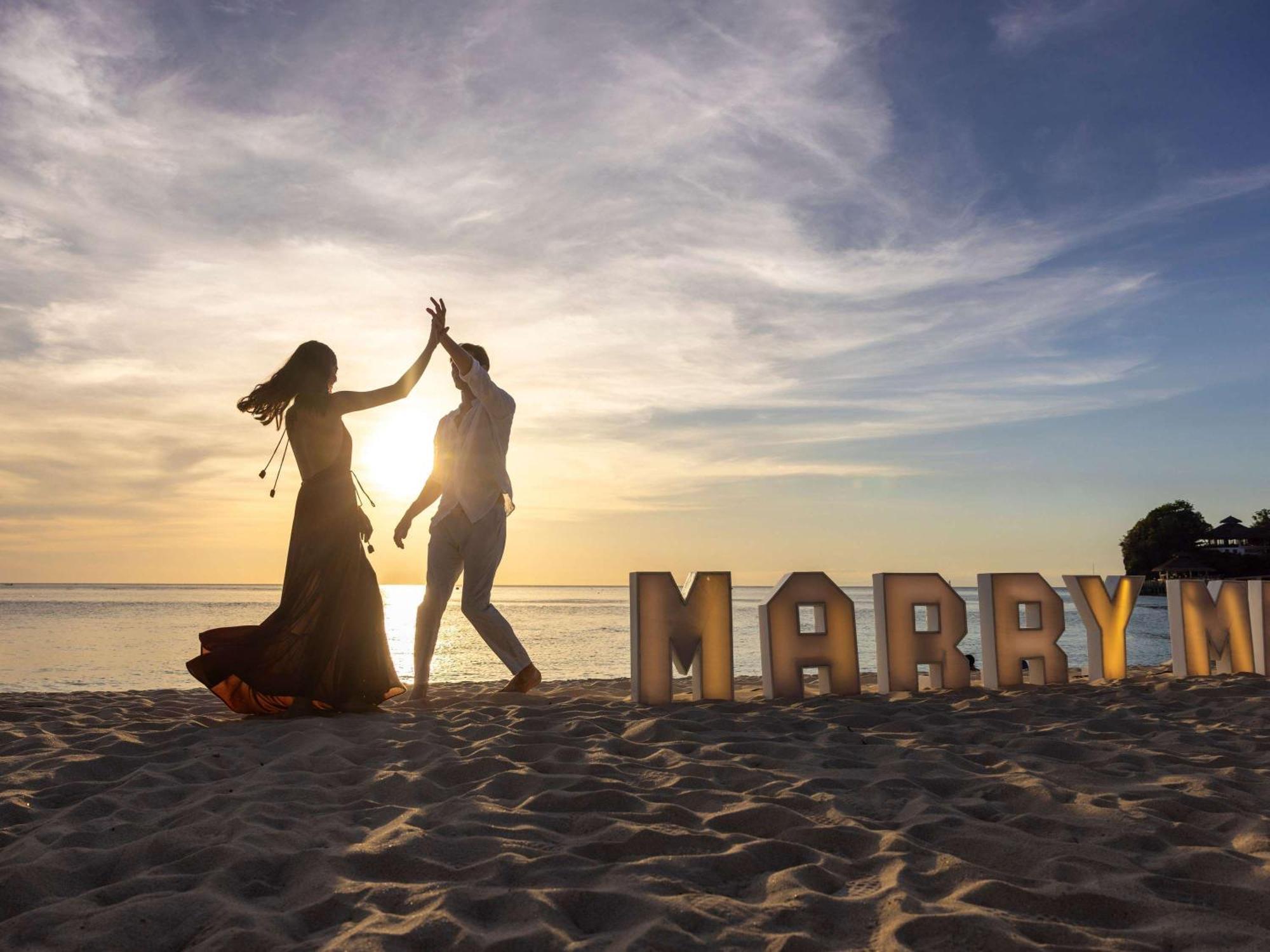 Movenpick Resort & Spa Boracay Yapak Екстер'єр фото A newly married couple on a beach