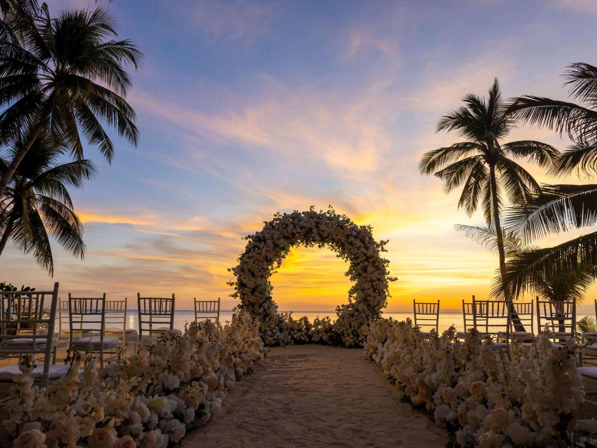Movenpick Resort & Spa Boracay Yapak Екстер'єр фото Sunset at the beach