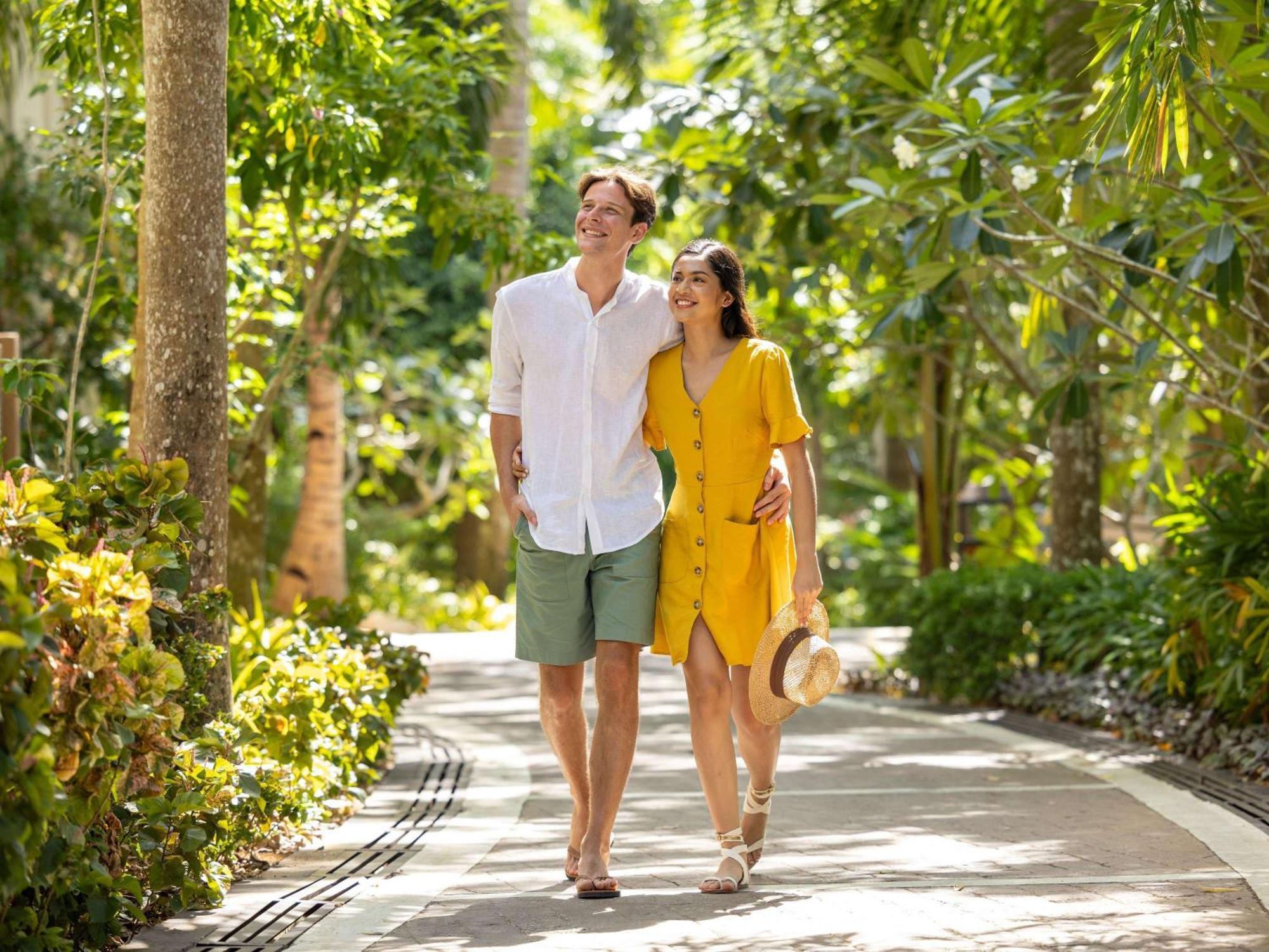 Movenpick Resort & Spa Boracay Yapak Екстер'єр фото A couple walking together