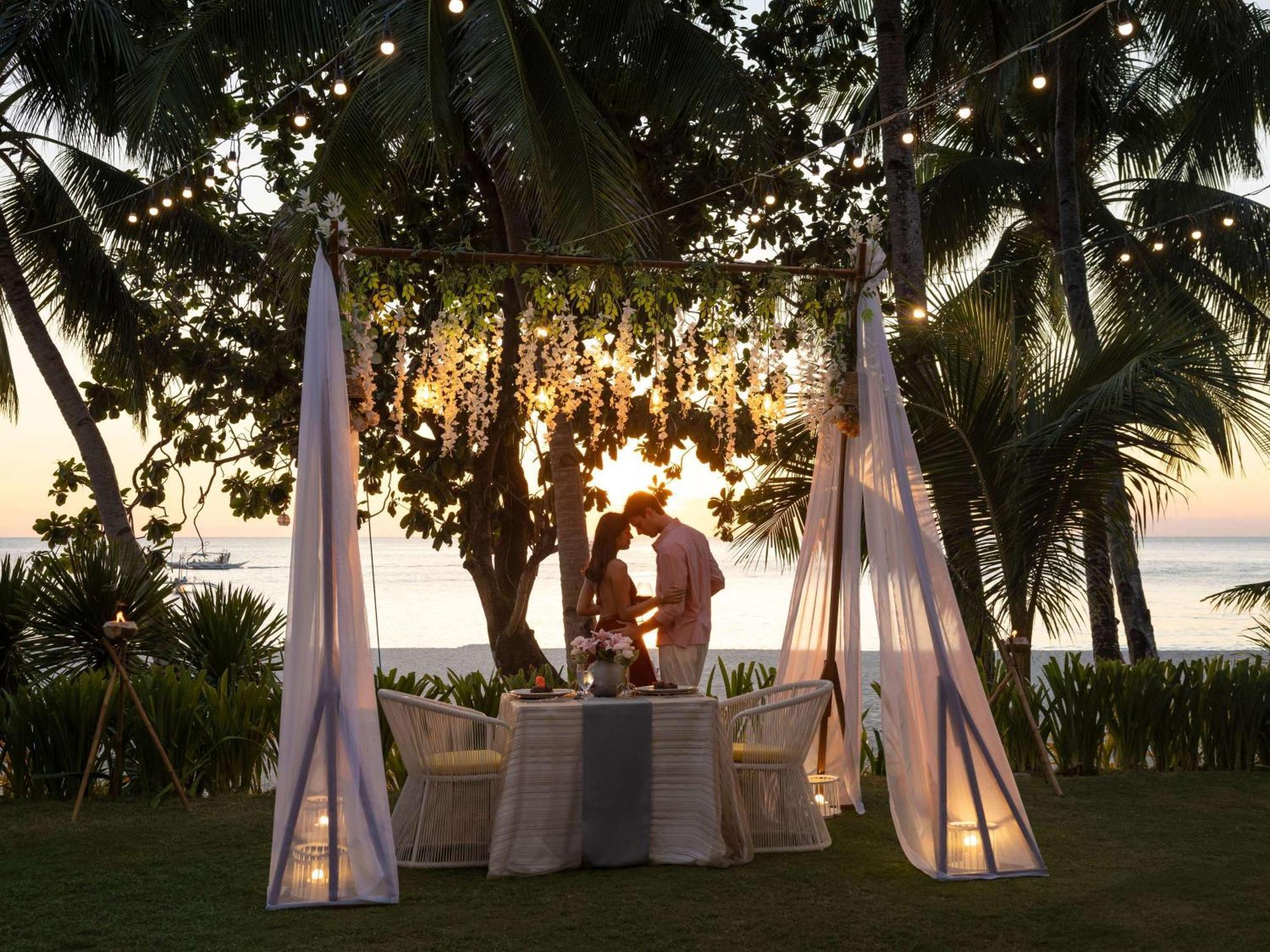 Movenpick Resort & Spa Boracay Yapak Екстер'єр фото A romantic dinner at the beach