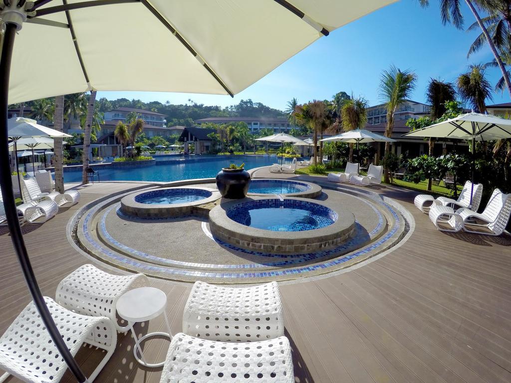 Movenpick Resort & Spa Boracay Yapak Екстер'єр фото The swimming pool at the resort