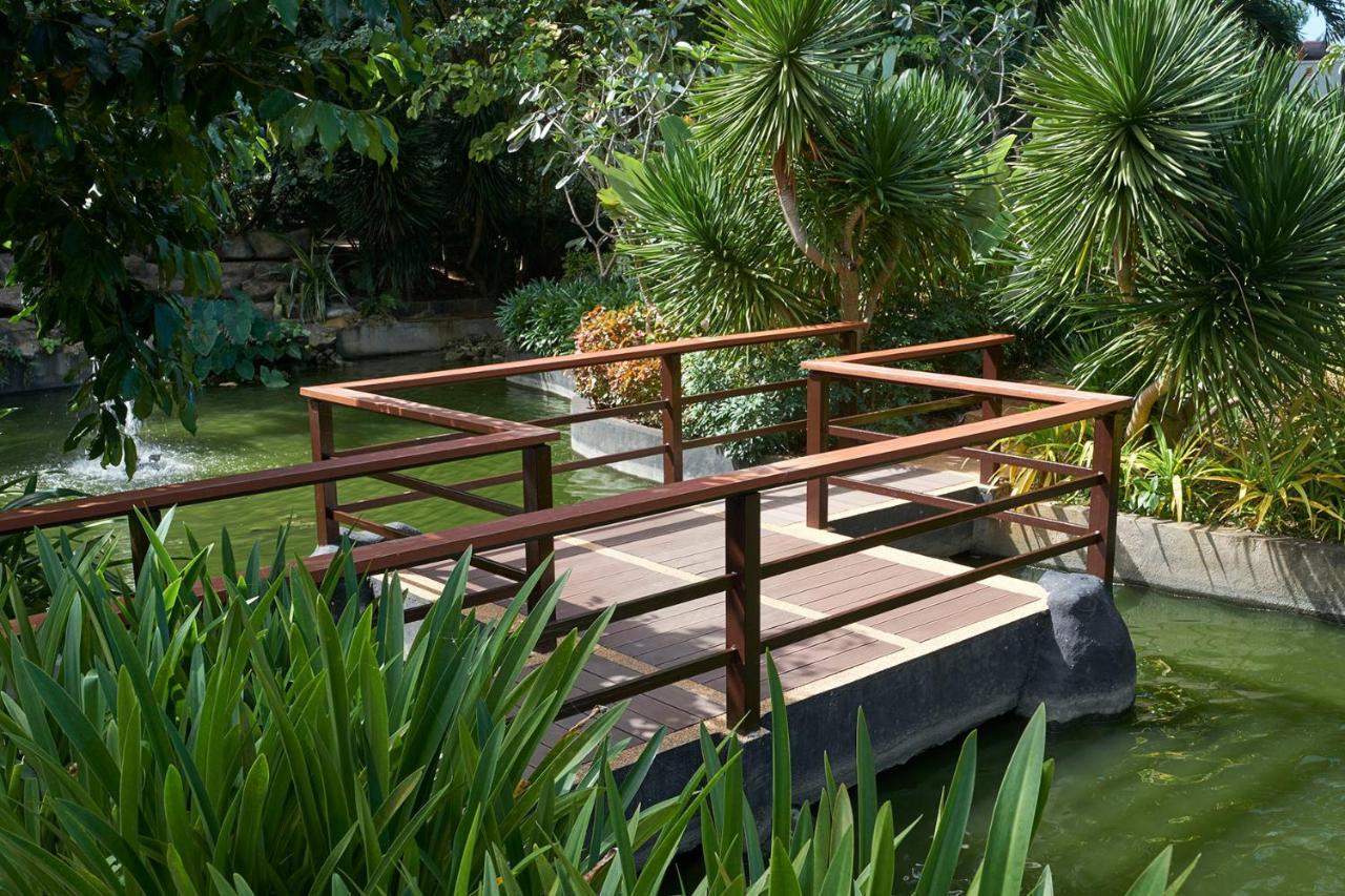 Movenpick Resort & Spa Boracay Yapak Екстер'єр фото The bridge at the entrance of the park